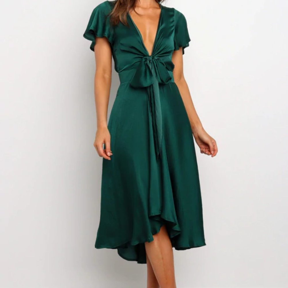 NEW Petal & Pup Emerald Montrose Satin Plunging Tie Front A-line Midi Dr…